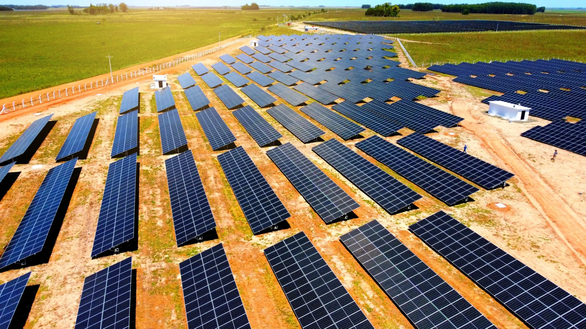 Vista aérea das fileiras de módulos fotovoltaicos de uma usina da Futura