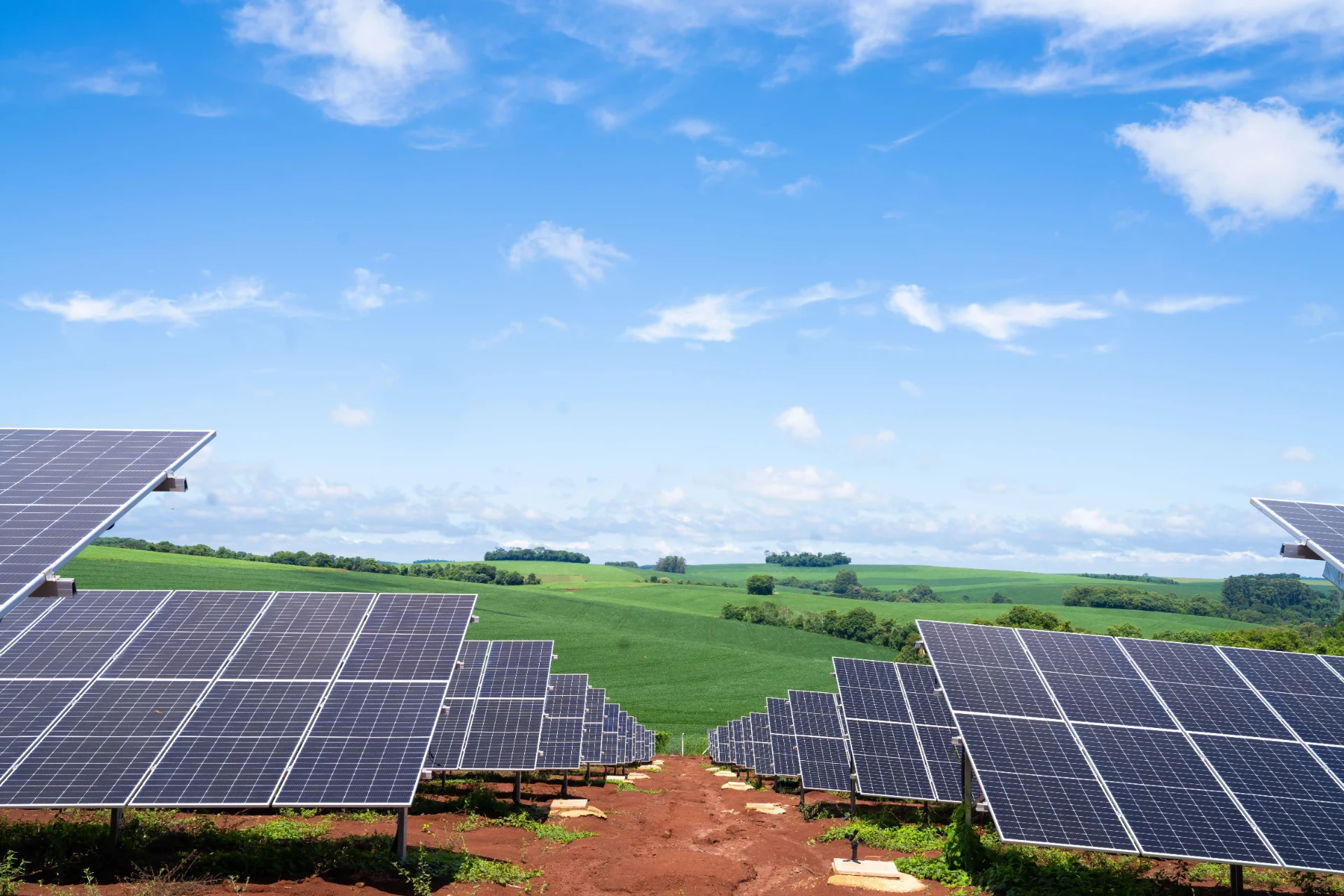Módulos fotovoltaicos da Futura em meio à paisagem de Redentora
